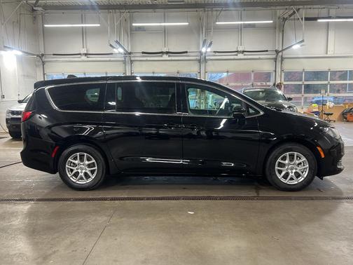 2025 Chrysler Voyager LX