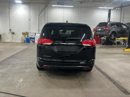 2025 Chrysler Voyager LX