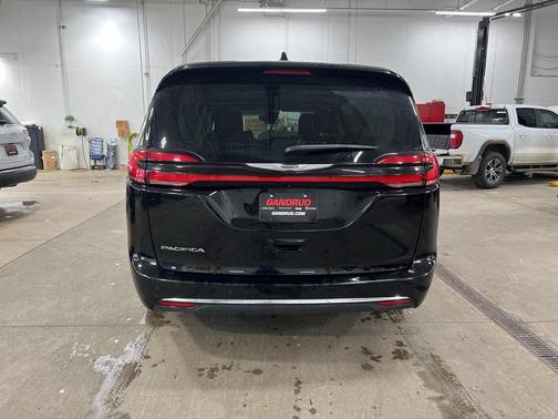 2024 Chrysler Pacifica Touring-L