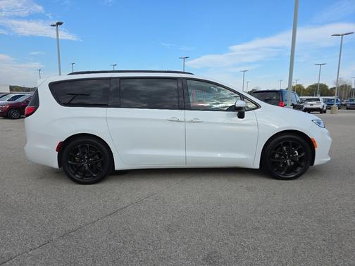 2023 Chrysler Pacifica Touring-L