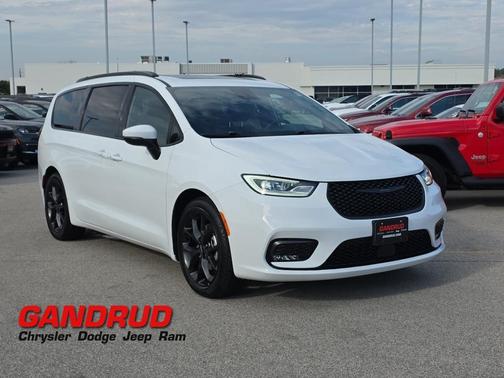 2023 Chrysler Pacifica Touring-L