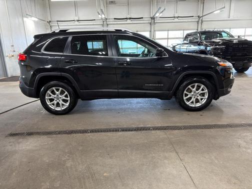 Brilliant Black Crystal Pearlcoat 2016 Jeep Cherokee Latitude