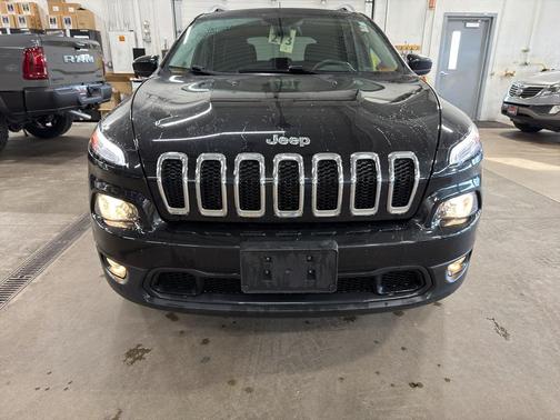 Brilliant Black Crystal Pearlcoat 2016 Jeep Cherokee Latitude