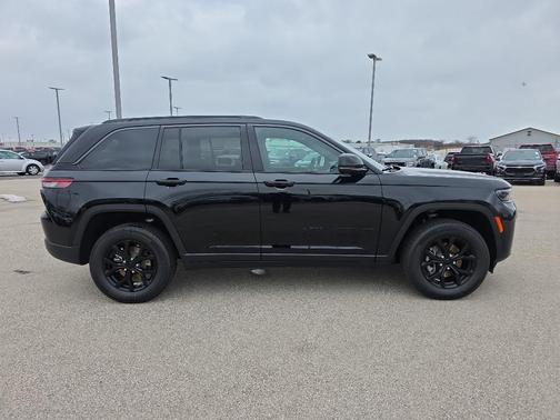 Diamond Black 2026 Jeep Grand Cherokee Laredo