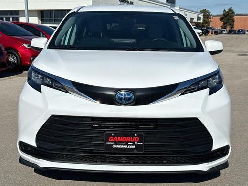 2024 Toyota Sienna LE