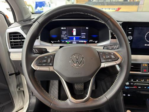 Pure White 2025 Volkswagen Taos 1.5T SE
