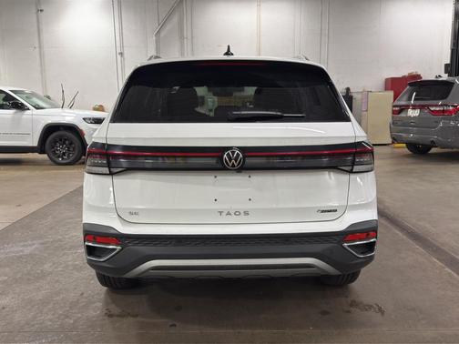 Pure White 2025 Volkswagen Taos 1.5T SE