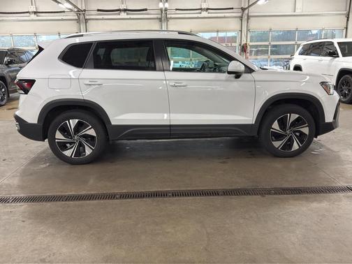 Pure White 2025 Volkswagen Taos 1.5T SE