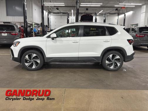 Pure White 2025 Volkswagen Taos 1.5T SE