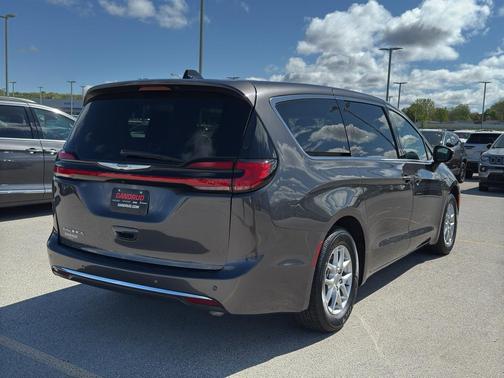 2023 Chrysler Pacifica Touring-L