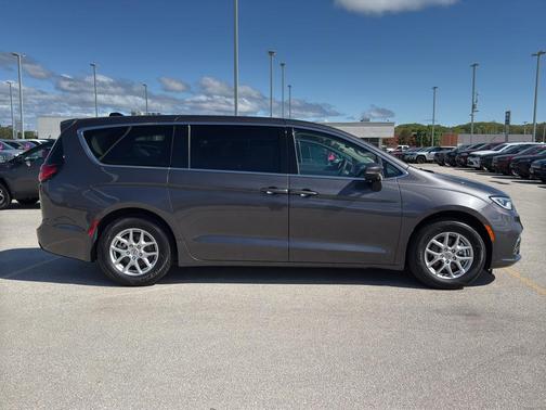 2023 Chrysler Pacifica Touring-L