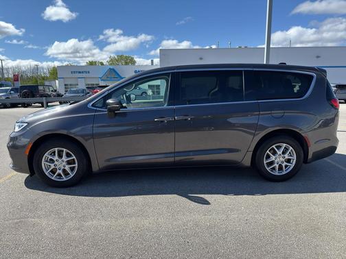 2023 Chrysler Pacifica Touring-L