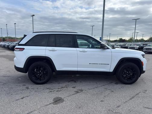 Bright White Clearcoat 2025 Jeep Grand Cherokee Laredo