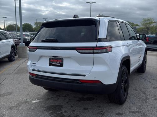 Bright White Clearcoat 2025 Jeep Grand Cherokee Laredo