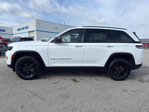 Bright White Clearcoat 2025 Jeep Grand Cherokee Laredo
