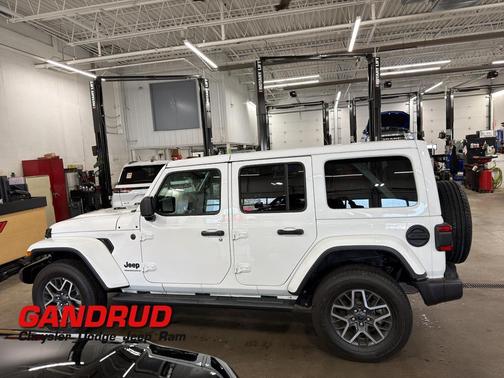 Bright White Clearcoat 2025 Jeep Wrangler Sahara