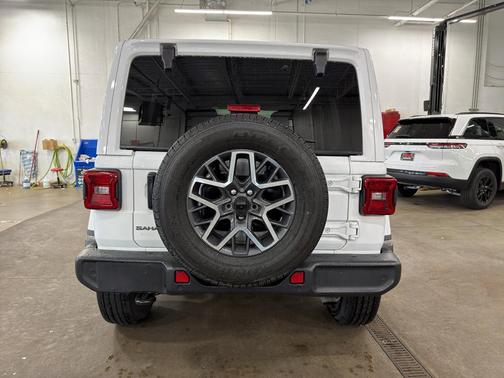 Bright White Clearcoat 2025 Jeep Wrangler Sahara