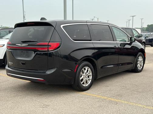 2023 Chrysler Pacifica Touring-L