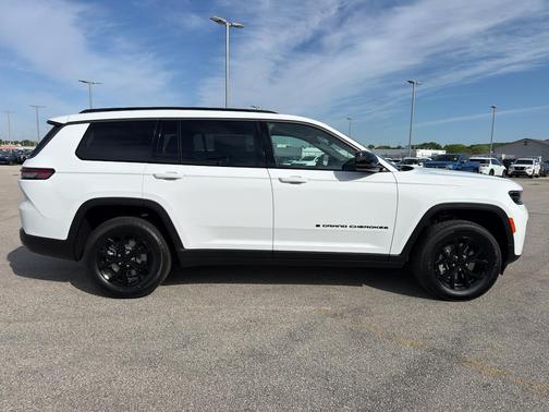 Bright White Clearcoat 2026 Jeep Grand Cherokee L LAREDO/ALTITUDE