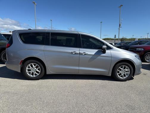 2021 Chrysler Voyager LX