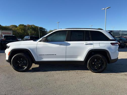 2025 Jeep Grand Cherokee Laredo