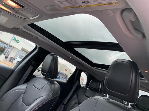 Photo 2 of 27 of 2020 Jeep Cherokee Limited