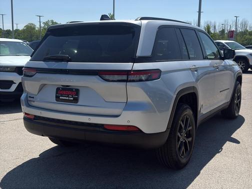 Silver Zynith 2025 Jeep Grand Cherokee Laredo