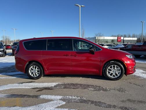 2025 Chrysler Pacifica Select