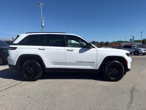 Bright White Clearcoat 2025 Jeep Grand Cherokee Laredo