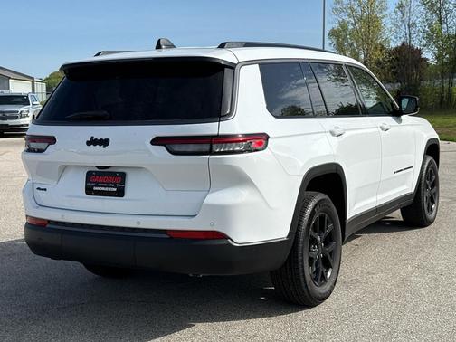 Bright White Clearcoat 2026 Jeep Grand Cherokee L Laredo