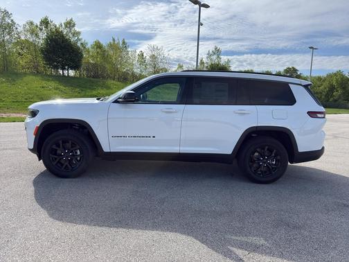 Bright White Clearcoat 2026 Jeep Grand Cherokee L Laredo