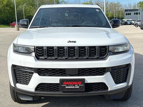 Bright White Clearcoat 2026 Jeep Grand Cherokee L Laredo