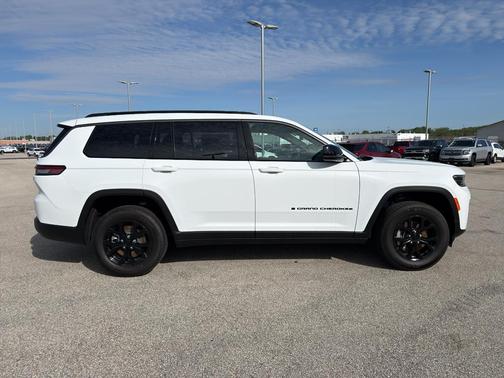 Bright White Clearcoat 2026 Jeep Grand Cherokee L Laredo