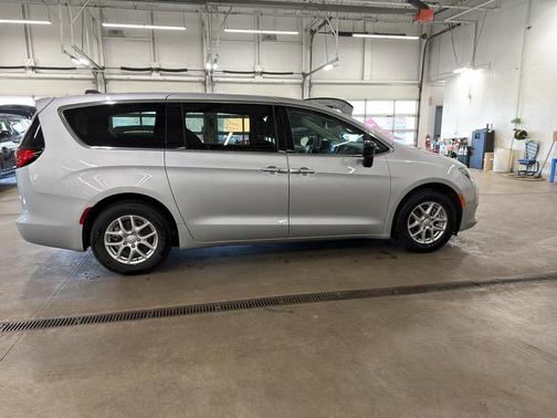 Silver Mist Clearcoat 2024 Chrysler Voyager LX