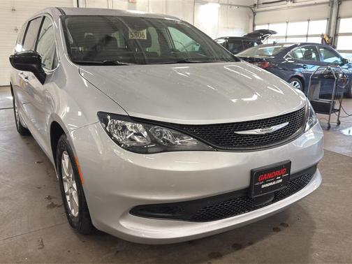 Silver Mist Clearcoat 2024 Chrysler Voyager LX