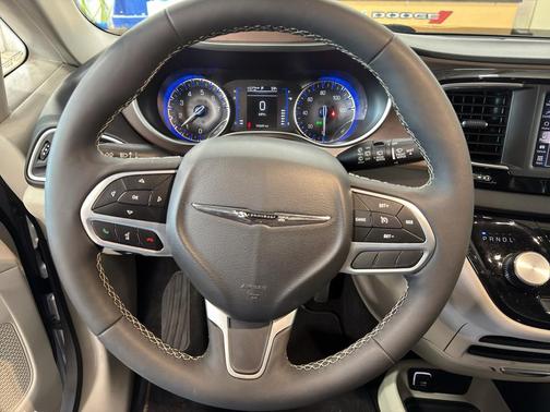 Silver Mist Clearcoat 2024 Chrysler Voyager LX