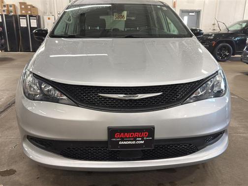 Silver Mist Clearcoat 2024 Chrysler Voyager LX