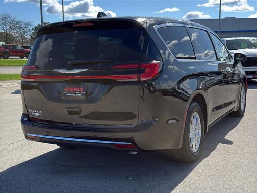 Diamond Black 2026 Chrysler Pacifica Select