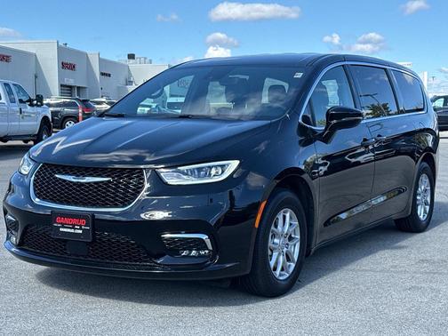 Diamond Black 2026 Chrysler Pacifica Select