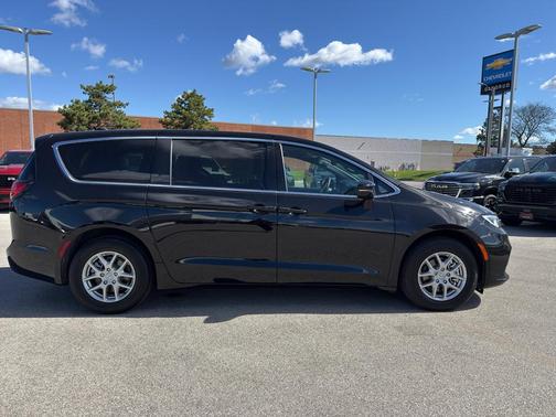 Diamond Black 2026 Chrysler Pacifica Select