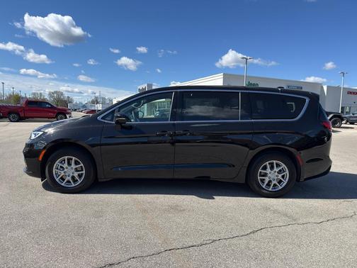 Diamond Black 2026 Chrysler Pacifica Select