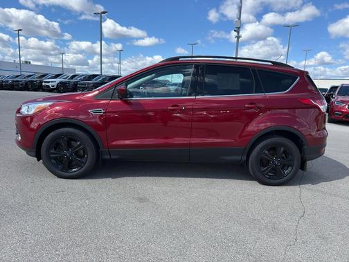 Ruby Red Metallic Tinted Clearcoat 2016 Ford Escape SE