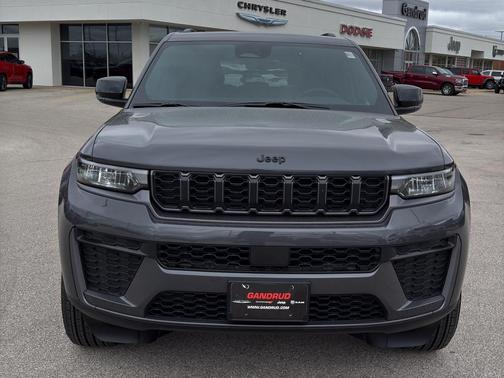 Metallic 2026 Jeep Grand Cherokee Laredo