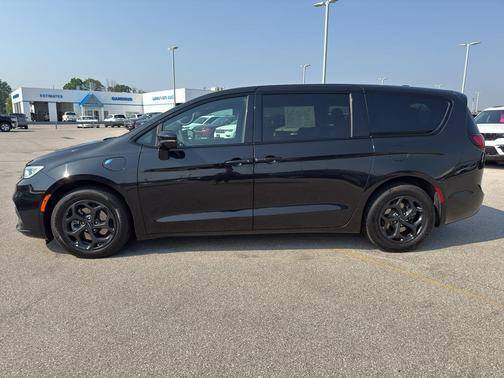 2022 Chrysler Pacifica Hybrid Touring L