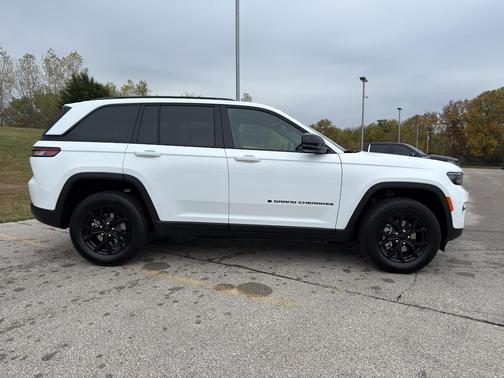 2025 Jeep Grand Cherokee Laredo