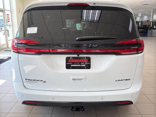 Bright White Clearcoat 2027 Chrysler Pacifica LIMITED