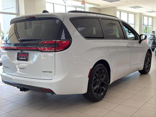 Bright White Clearcoat 2027 Chrysler Pacifica LIMITED