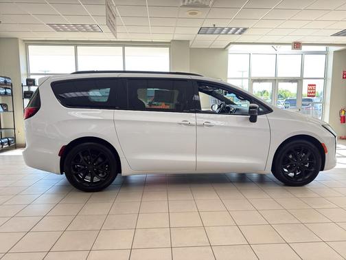 Bright White Clearcoat 2027 Chrysler Pacifica LIMITED