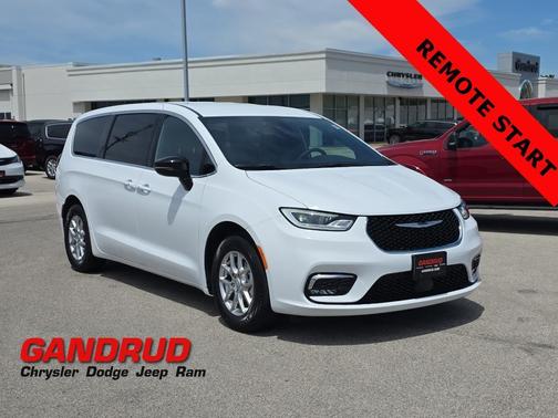 Bright White Clearcoat 2026 Chrysler Pacifica Select