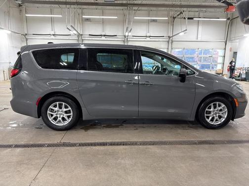 2023 Chrysler Pacifica Touring-L